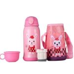 enfant avec gourde portable